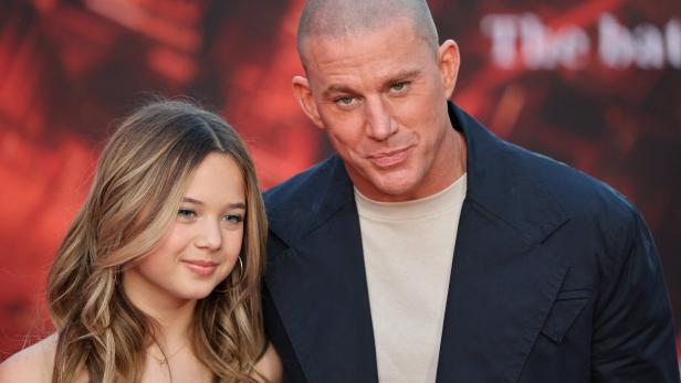 Channing Tatum posiert mit Tochter Everly auf einem roten Teppich.