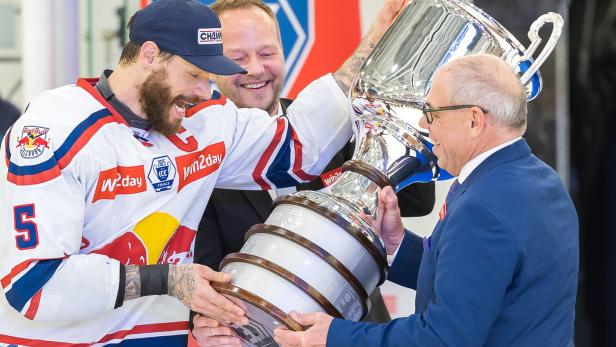 Liga-Präsident Alexander Gruber übergab den Meisterpokal an Salzburgs Thomas Raffl