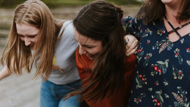Drei lachende Frauen
