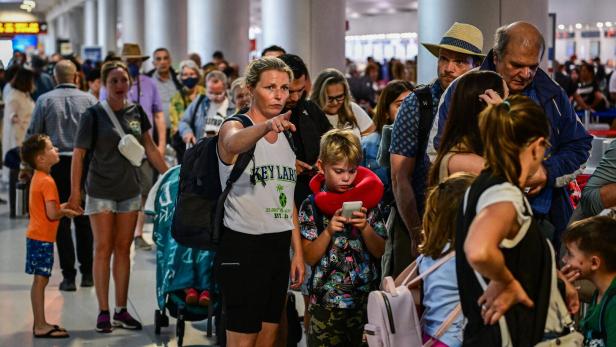 Urlaubsreisende in einem Flughafen