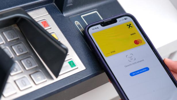 ++ THEMENBILD ++ BANKOMAT / KONTAKTLOS / KONTAKTLOSES GELDABHEBEN / GELD / BARGELDBEHEBUNG
