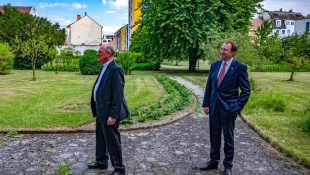 St. Pöltner Bürgermeister Matthias Stadler und Bischof Alois Schwarz auf dem Steinweg im Bischofsgarten neben der Wiese