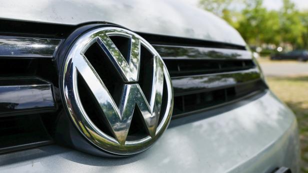 Das Logo von Volkswagen auf der Vorderseite eines Autos.