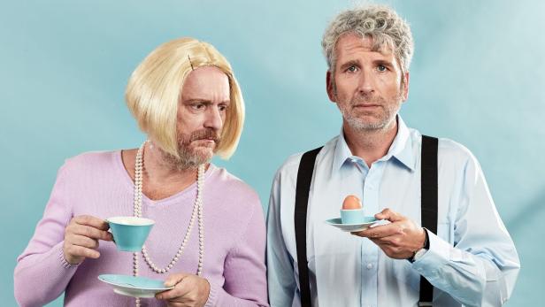Christoph Grissemann und Dirk Stermann geben am 20. September „Das Ei ist hart“, Loriots „dramatische Werke“, zum Besten. 