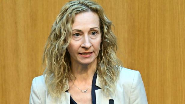Agnes Sirkka Prammer spricht in vier Mikrofone vor ihr