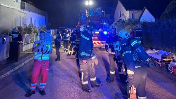 Einsatzkräfte bei dem Kellerbrand in Wiener Neustadt