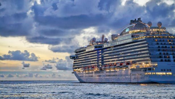 Kreuzfahrtschiff auf dem offenen Meer