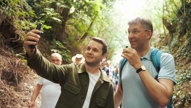 Das Bild zeigt ÖVP-Chef Markus Figl mit Klubobmann Harald Zierfuß beim Wandern.