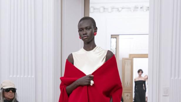 Ein Model präsentiert ein Outfit von Alberta Ferretti auf einem Laufsteg.