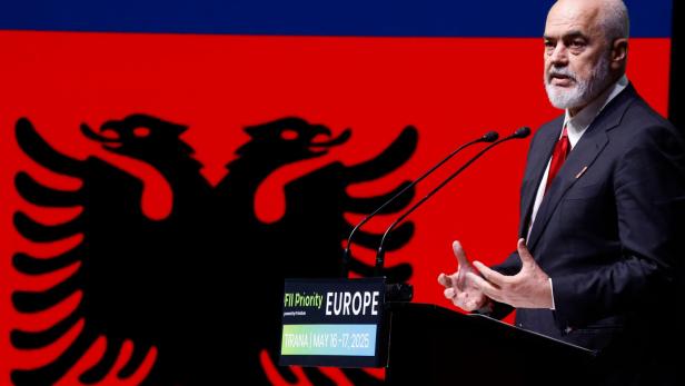 ALBANIA-FRANCE-POLITICS Albaniens Premierminister Edi Rama steht hinter einem Redepult vor der albanischen Flagge