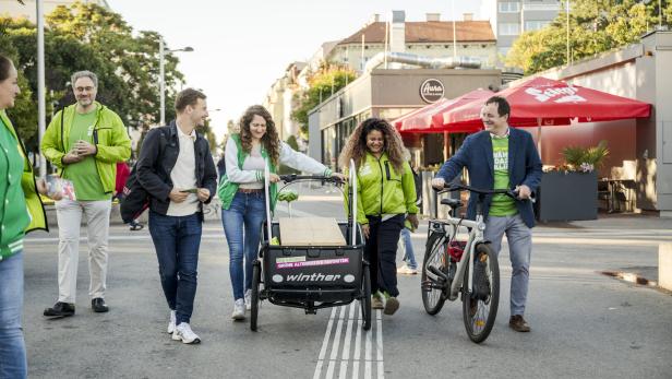 Die Grünen sammelten Unterschriften gegen die Teuerung am Reumannplatz.