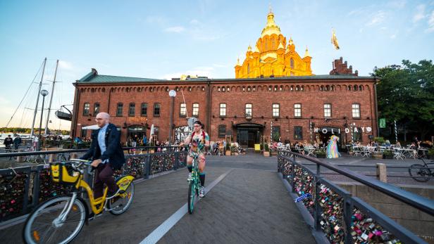 Tourists sightseeing in Helsinki, Finland Radfahrer in Helsinki