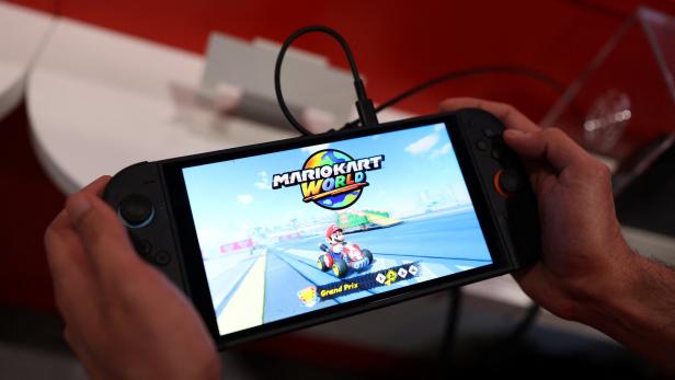 Eine Person spielt „Mario Kart World“ auf einer Nintendo Switch 2 in London.