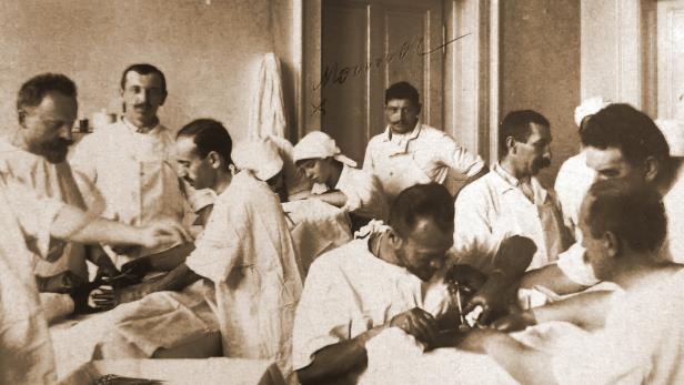 46-218260285 Im Seziersaal. Schwarz-weiß-Foto: Nur eine Frau ist darauf zu sehen.