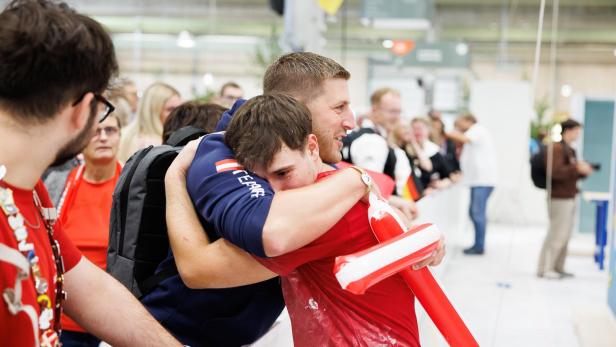 Emotionale Szene: Ein Teilnehmer fällt einem Unterstützer in die Arme