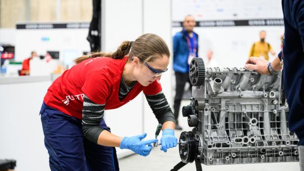 KFZ Technik - Leonie Tieber arbeitet an einem Motor.