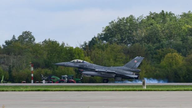Ein Kampfjet beim Start