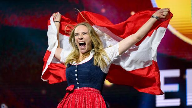 Elena Mathis jubelt auf der EuroSkills-Bühne