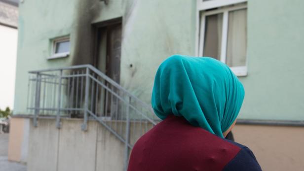 Eine Passantin vor der Fatih-Moschee in Dresden. „Wir haben Angst, dass sie noch mal angreifen“, sagt einer der Söhne des Imam