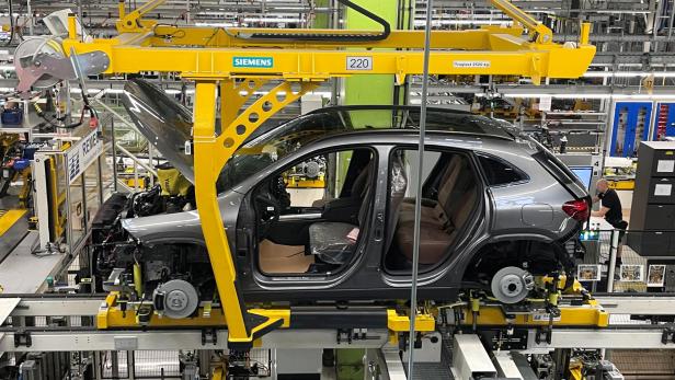 A general view of a production line of German car manufacturer Mercedes-Benz at a factory, in Rastatt So stark sind die Gewinne der großen Autobauer eingebrochen