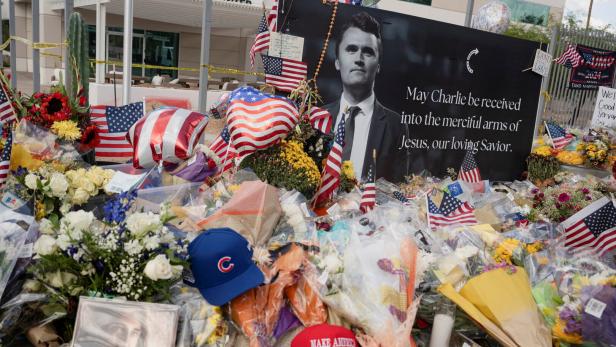 Blumen vor einem Bild von Charlie Kirk