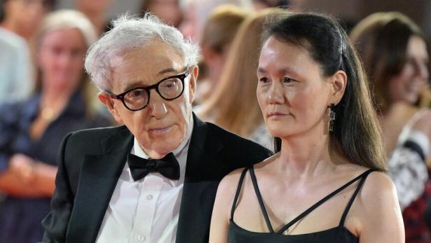 Woody Allen und Soon-Yi Previn Woody Allen und Soon-Yi Previn posieren auf einem roten Teppich.