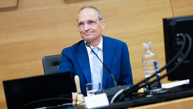 Ein Mann sitzt in einer Bank im Parlament