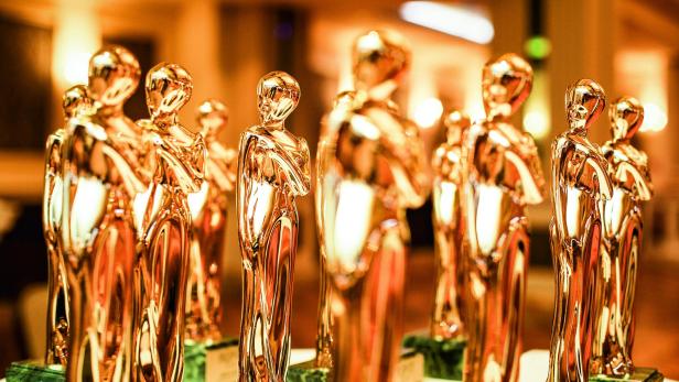 KURIER ROMY: Mehrere goldene ROMY-Statuen sind aufgestellt.