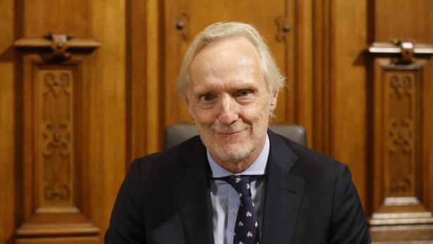 Stadtrat Günter Riegler mit direktem Blick in die Kamera