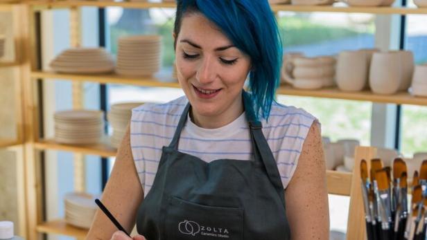 Gründerin Sirin AlMasri beim Gestalten von Keramik.