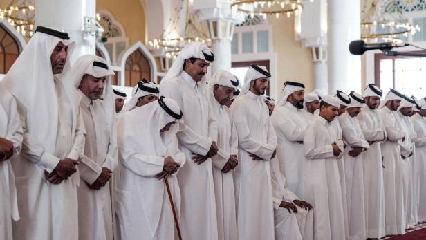 QATAR-PALESTINIAN-ISRAEL-STRIKE-CONFLICT-FUNERAL-GULF Katars Führung, Emir Tamim bin Hamad Al Thani ist der vierte von links