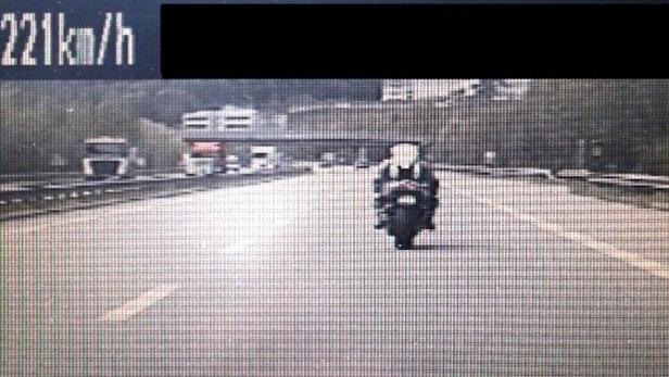 Motorrad / Raser Biker auf der Autobahn (Symboldbild)