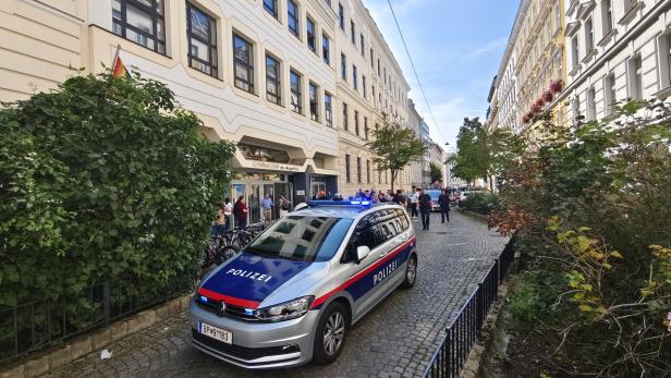 46-218459895 Polizeiauto vor einem Gebäude in Wien