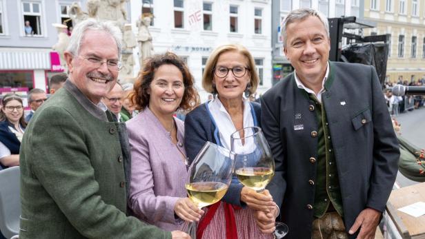Landtagspräsident Karl Wilfinger, Bürgermeisterin Gudrun Sperner-Habitzl, Landeshauptfrau Johanna Mikl-Leitner, Festpräsident Fritz Strobl (v. l.)