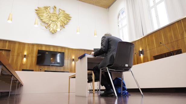 Nicht erkennbarer Angeklagter in einem Gerichtssaal