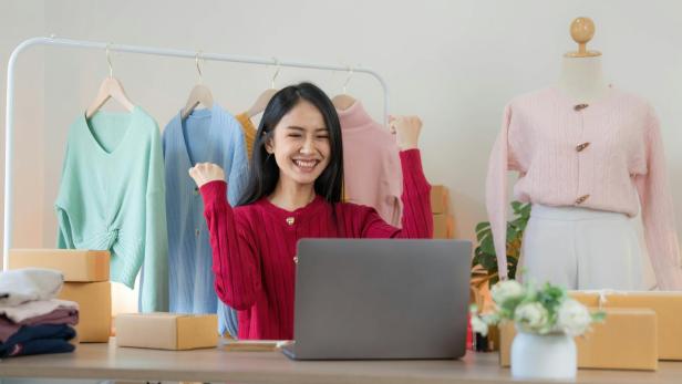 Mit ChatGPT in Online Shops sparen: So funktioniert es. Zahlreiche Nutzer sind begeistert, weil sie mit ChatGPT sparen.