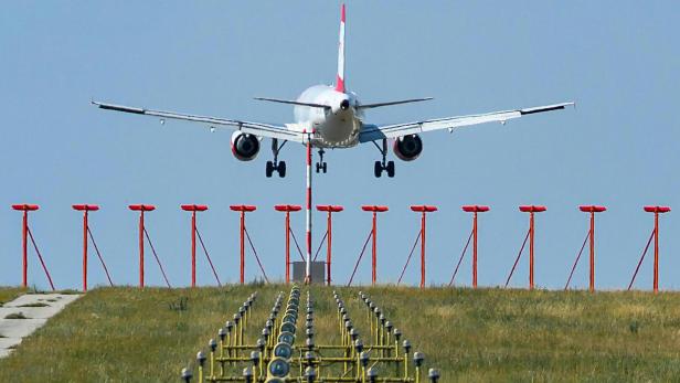 Austrian Airlines Flugzeug beim Landeanflug von hinten fotografiert. Austrian Airlines Flugzeug beim Landeanflug von hinten fotografiert.