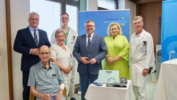 46-218637926 Politiker, Ärzte und ein Patient im Krankenhaus Wiener Neustadt