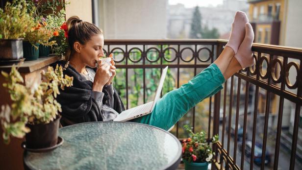 Kaffeegenuss auf dem Balkon.
