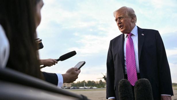US-POLITICS-TRUMP Donald Trump spricht vor Mikrofonen und Reportern im Freien.