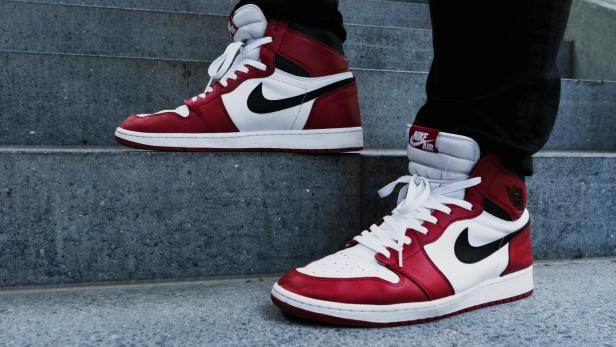 Rot-weiße Nike-Schuhe