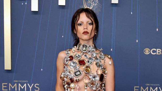 Jenna Ortega auf dem roten Teppich bei den Emmys.