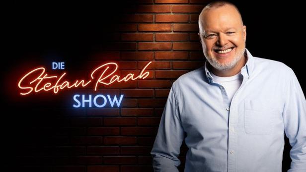 Stefan Raab vor Wand mit dem Schriftzug der neuen Show.