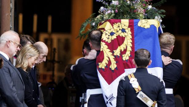 Sargträger tragen den mit Blumen geschmückten Sarg der Herzogin von Kent.