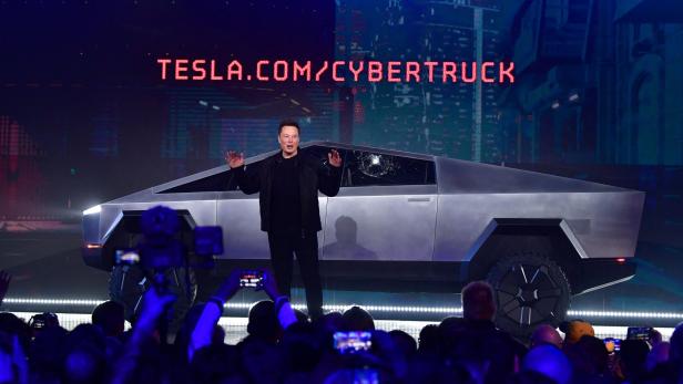 FILES-US-AUTO-COMPENSATION-TESLA-MUSK
