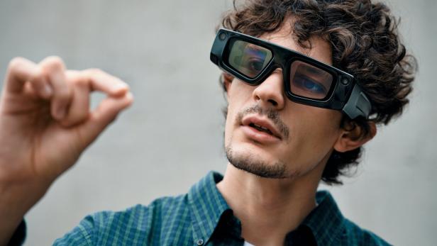 Mann mit AR-Brille