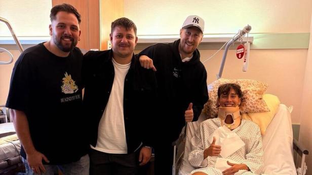 Luca Handl wurde von den Vereinskollegen in der Uniklinik besucht