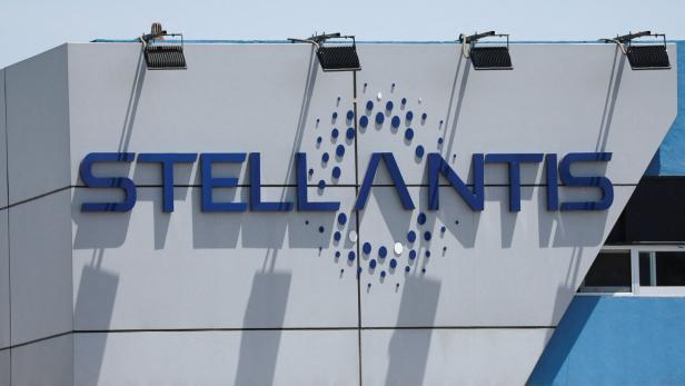 FILE PHOTO: Stellantis to pause production in Mexico assembly plant