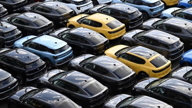 Viele neue Ford Capri Elektroautos in verschiedenen Farben parken dicht an dicht.