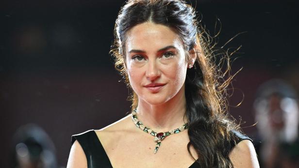 Shailene Woodley mit dunklem Haar und einem schwarzen Kleid trägt eine auffällige Halskette.